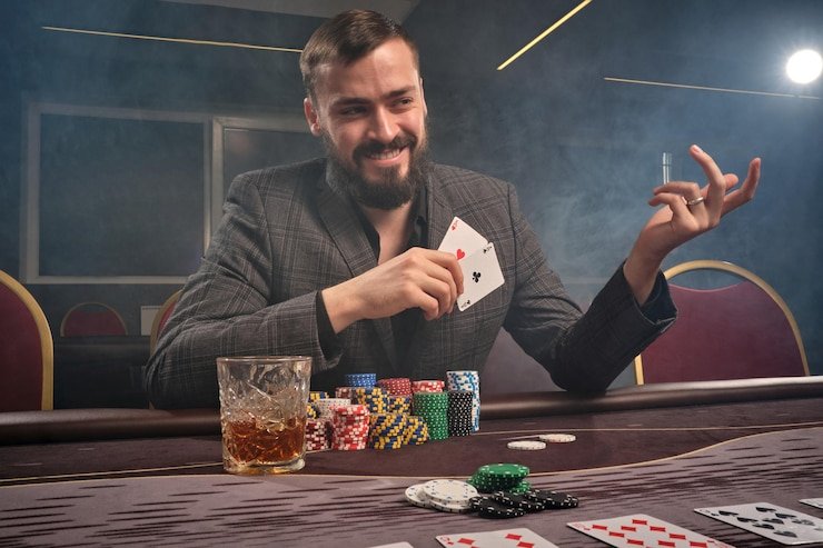Dealer membagikan kartu di meja live baccarat komandan jitu dengan jelas terlihat